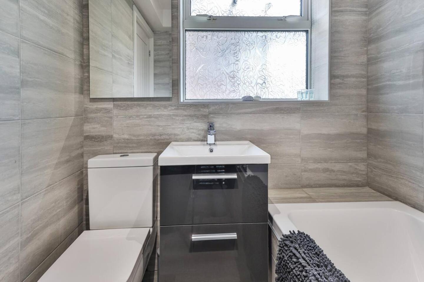 Newly Renovated 3 Bed 2 Bath Apartment & Parking شيفيلد المظهر الخارجي الصورة