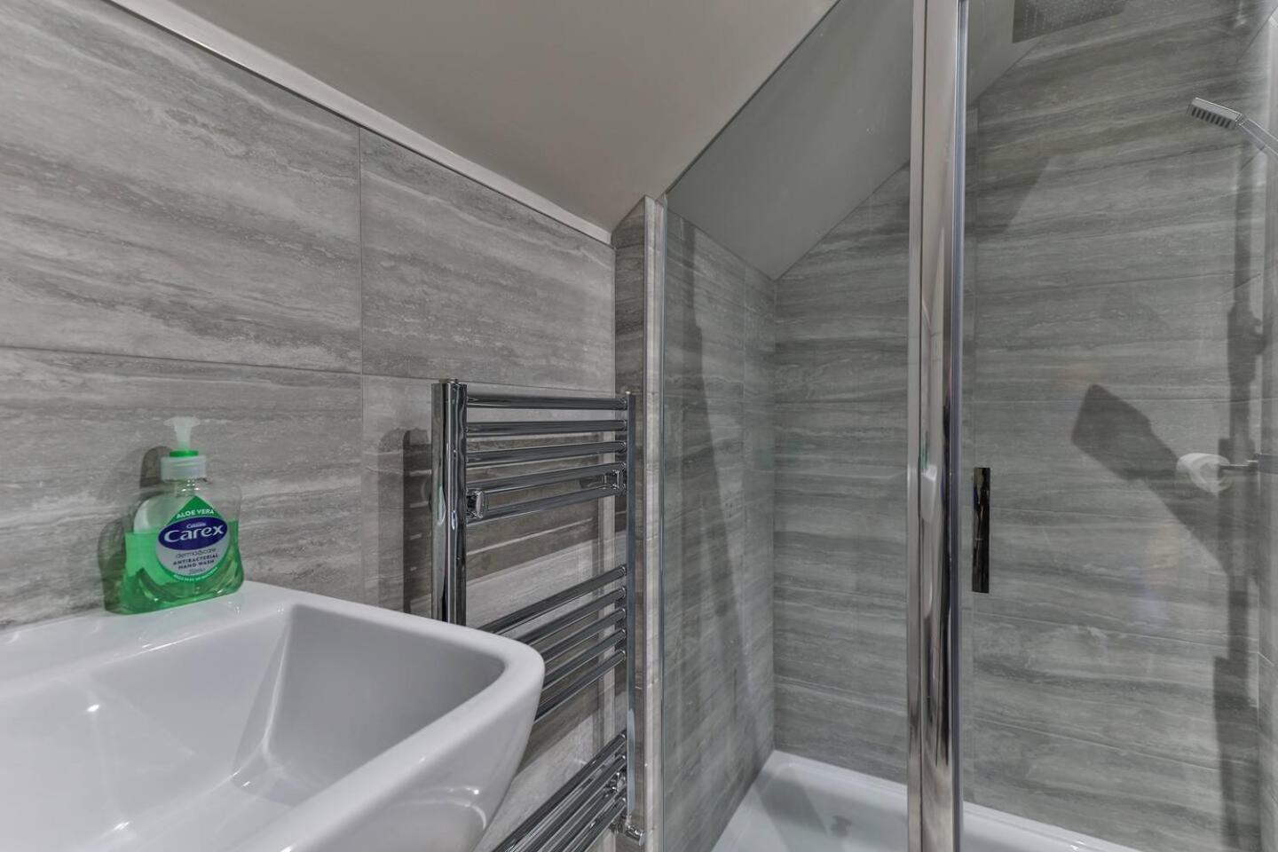 Newly Renovated 3 Bed 2 Bath Apartment & Parking شيفيلد المظهر الخارجي الصورة
